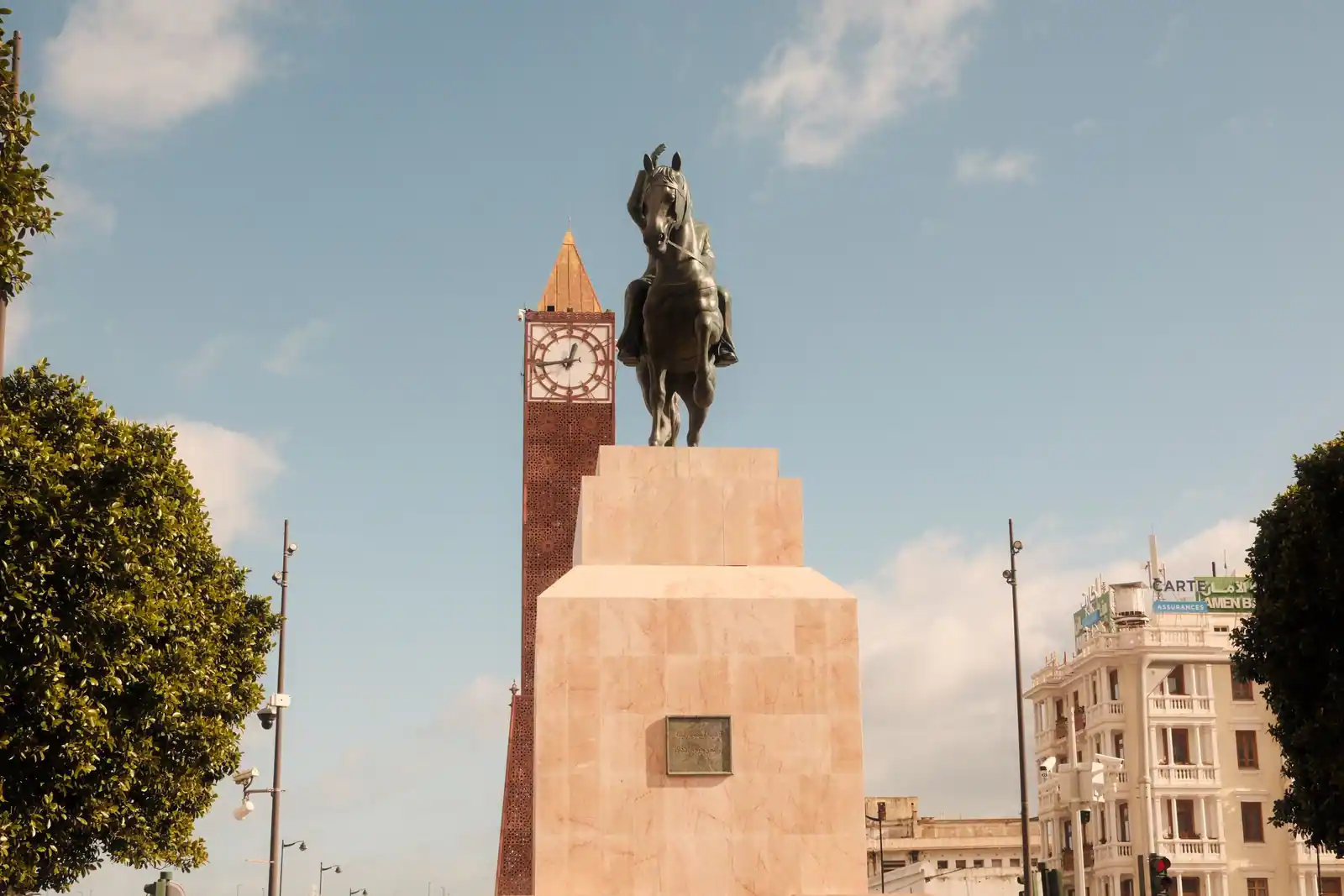 Statue équestre et tour de l'horloge au centre de Tunis, sur la grande avenue de la capitale.