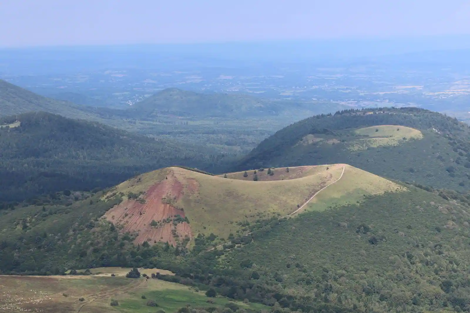 Paysage de cônes volcaniques en Auvergne, image illustrative de la région de la Haute-Loire