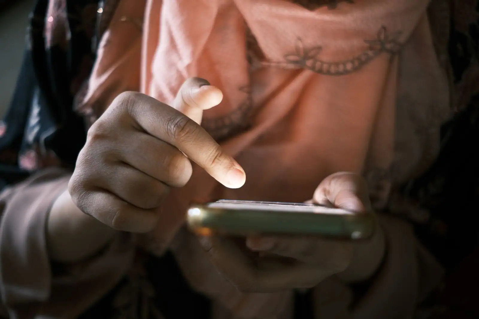 Personne utilisant un smartphone, illustration de la gestion d'un compte bancaire en ligne