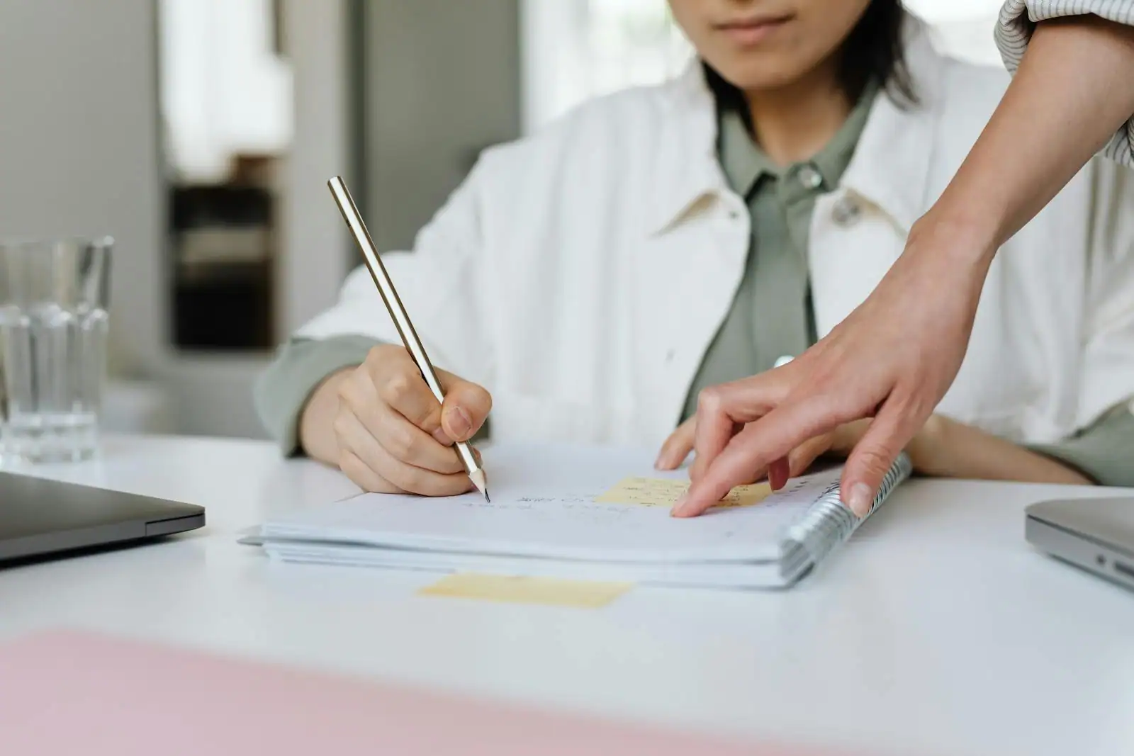 Personne prenant des notes lors d'un entretien d'accompagnement professionnel