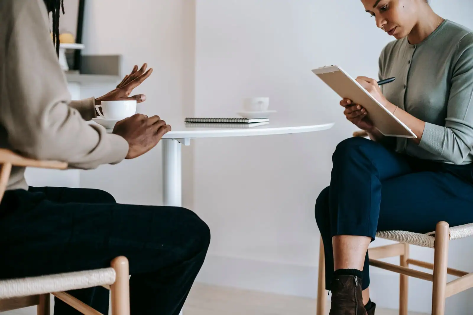 Personne en réflexion sur son projet professionnel lors d'un entretien de bilan de compétences avec un consultant