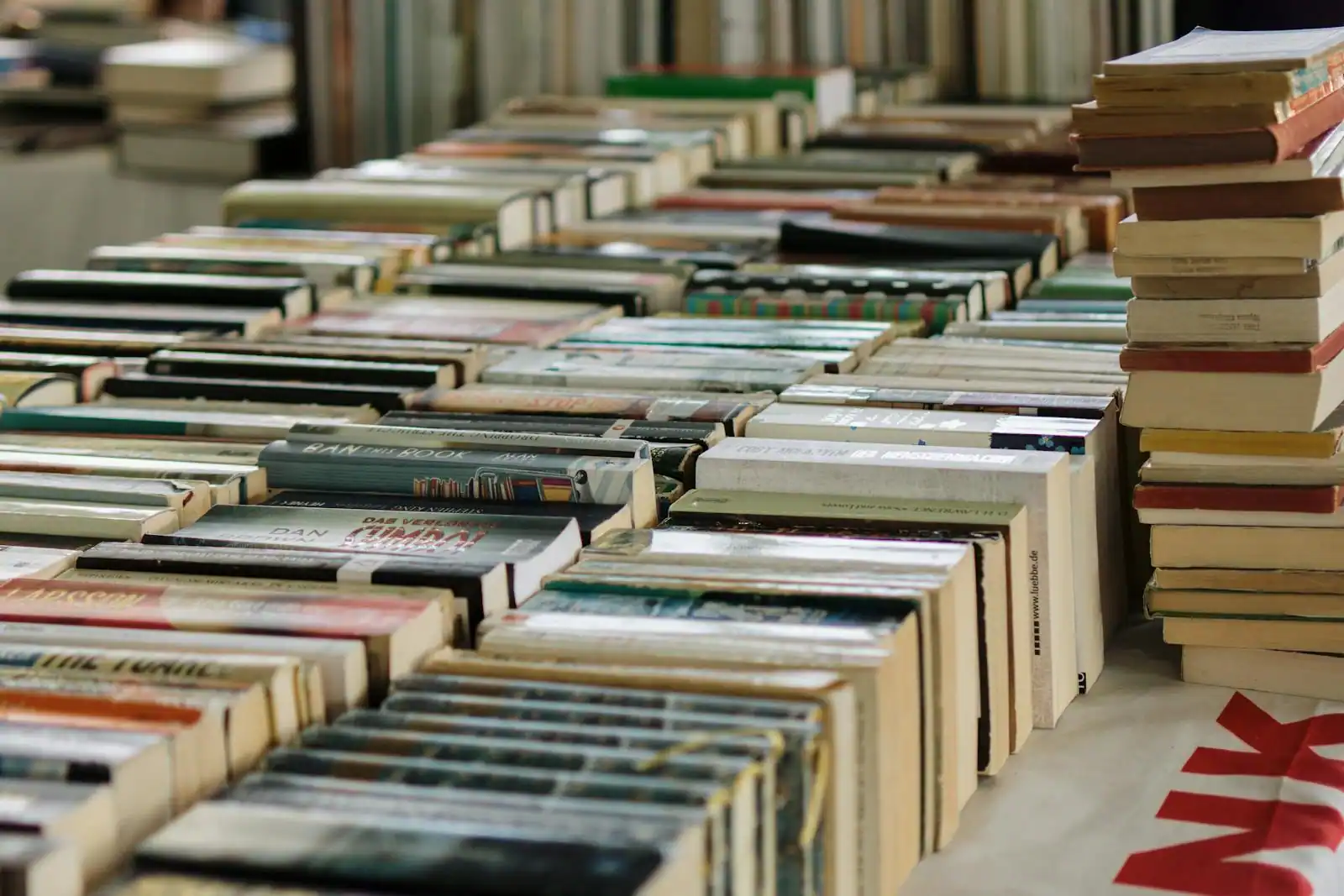 Tables couvertes de livres d'occasion lors d'une vente de livres en plein air