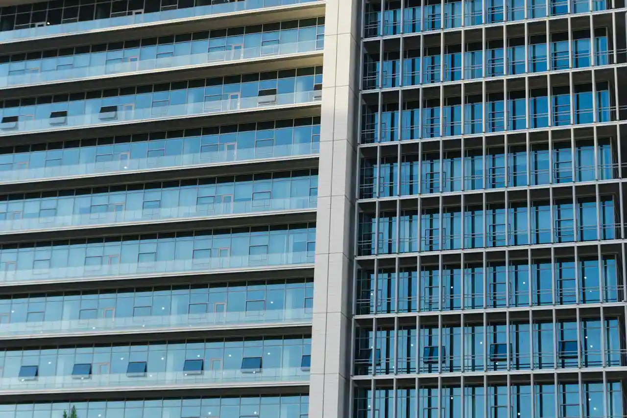Façade vitrée d'immeubles de bureaux modernes, illustrant un grand groupe français de construction coté en bourse.