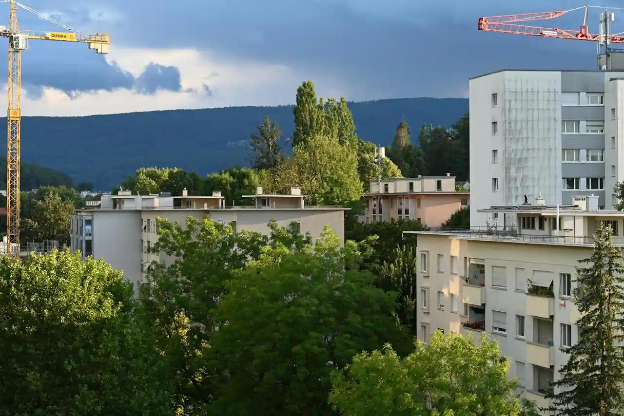Immeubles résidentiels neufs en construction avec grues, illustrant la promotion immobilière.