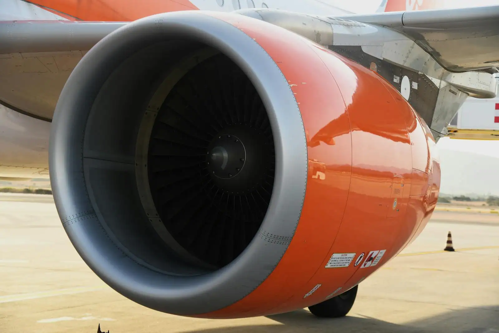 Réacteur d'avion de ligne en gros plan sur le tarmac, illustrant le secteur aéronautique de Safran