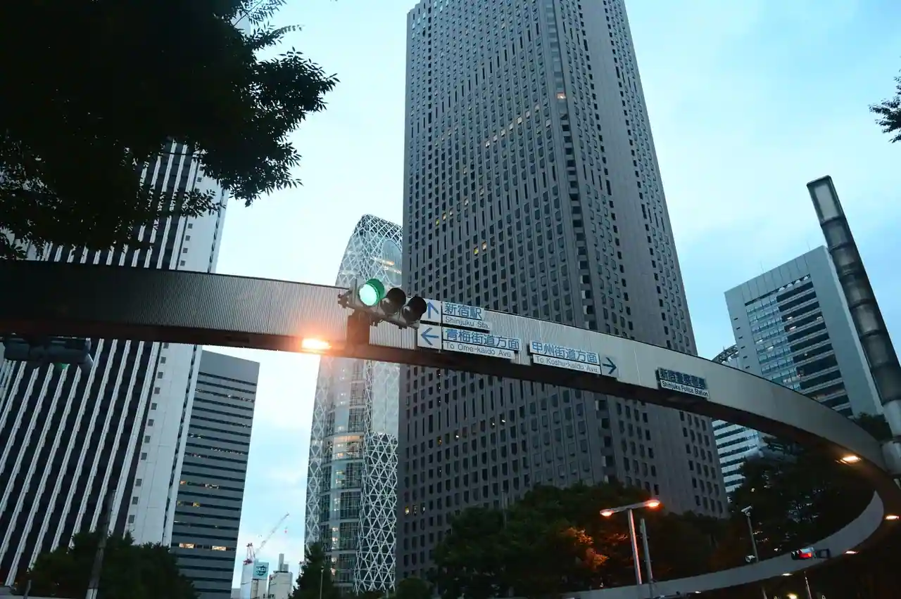 Gratte-ciel modernes du quartier d'affaires de Tokyo à la tombée du jour