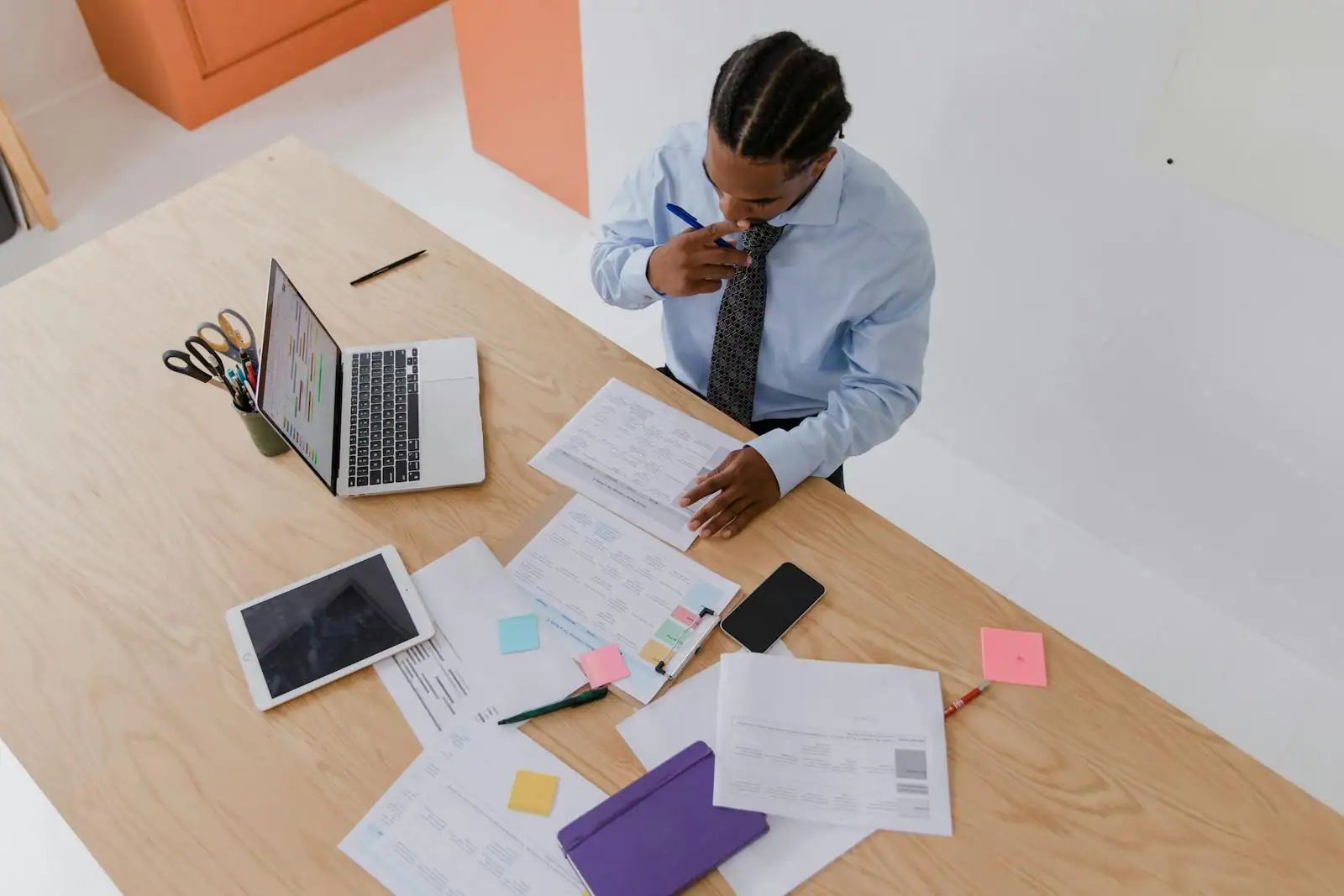 Préparation d'un business plan : documents, graphiques et ordinateur portable sur un bureau de travail