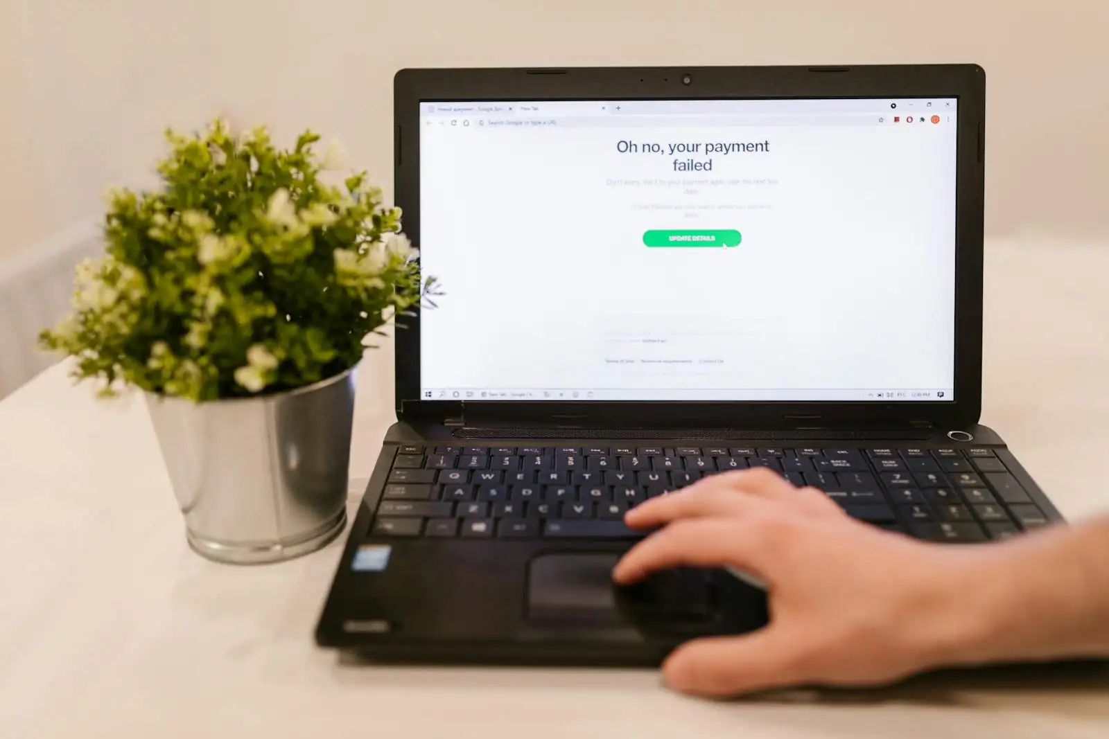 Personne créant un compte Google sur un ordinateur portable, page de connexion affichée à l'écran.