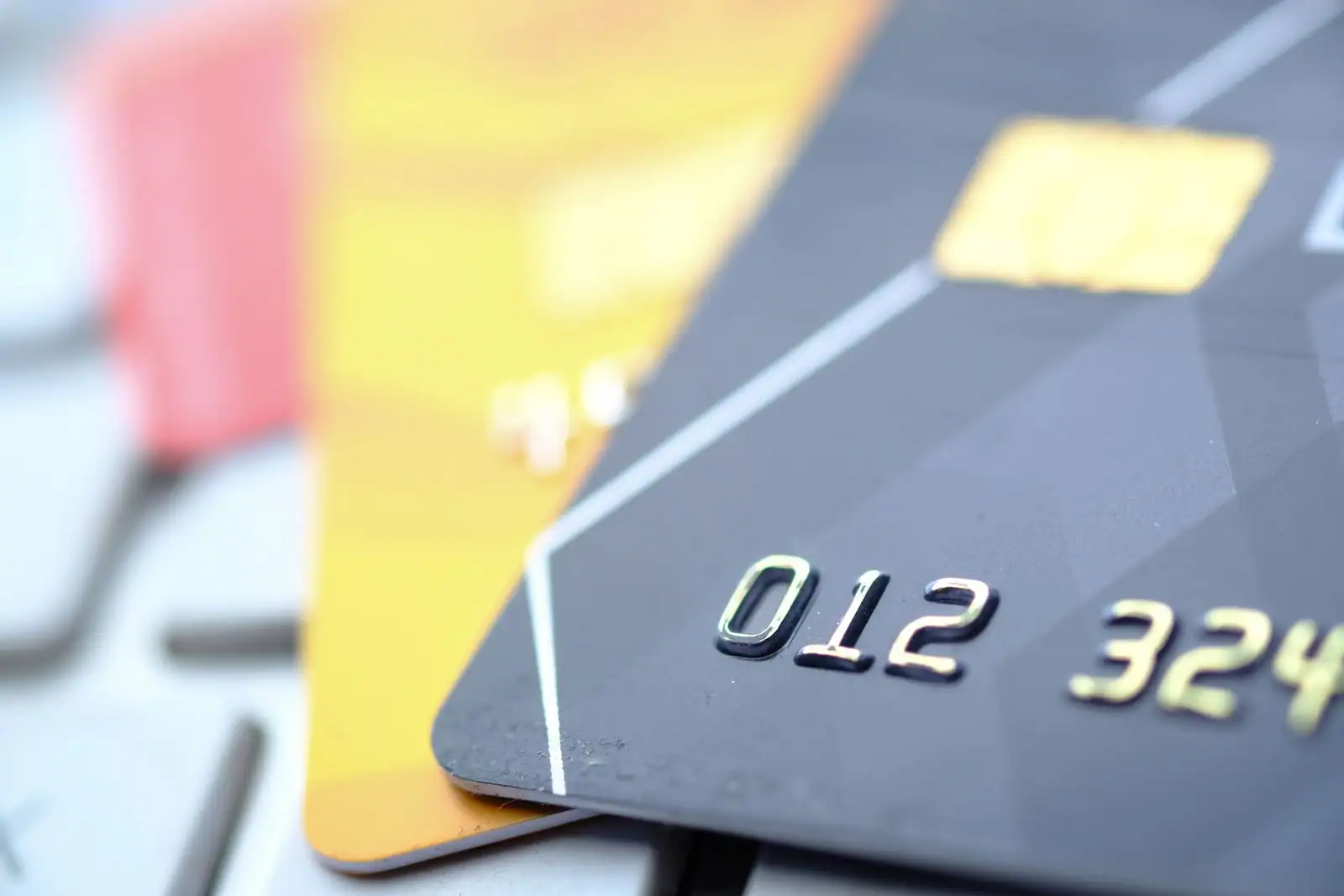 Gros plan de cartes bancaires montrant la puce et les numéros, illustrant la sécurité des paiements par carte.
