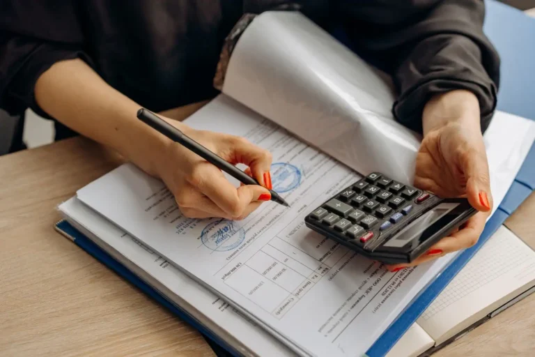 Frais bancaires abusifs : les reconnaître et se faire rembourser