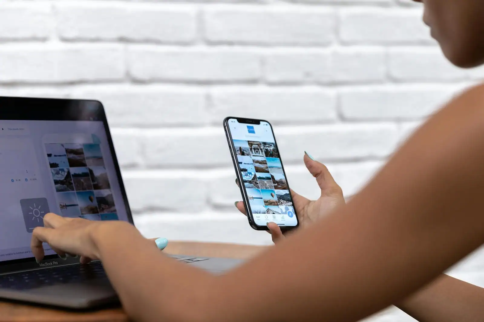 Community manager freelance travaillant sur les réseaux sociaux depuis son ordinateur portable dans un espace de travail lumineux