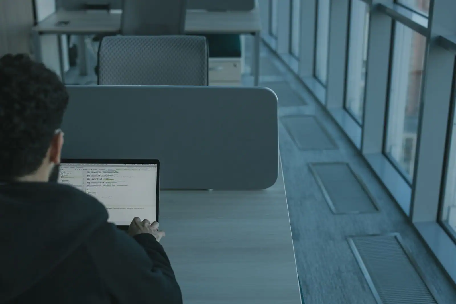 Personne travaillant seule sur un ordinateur portable à un bureau