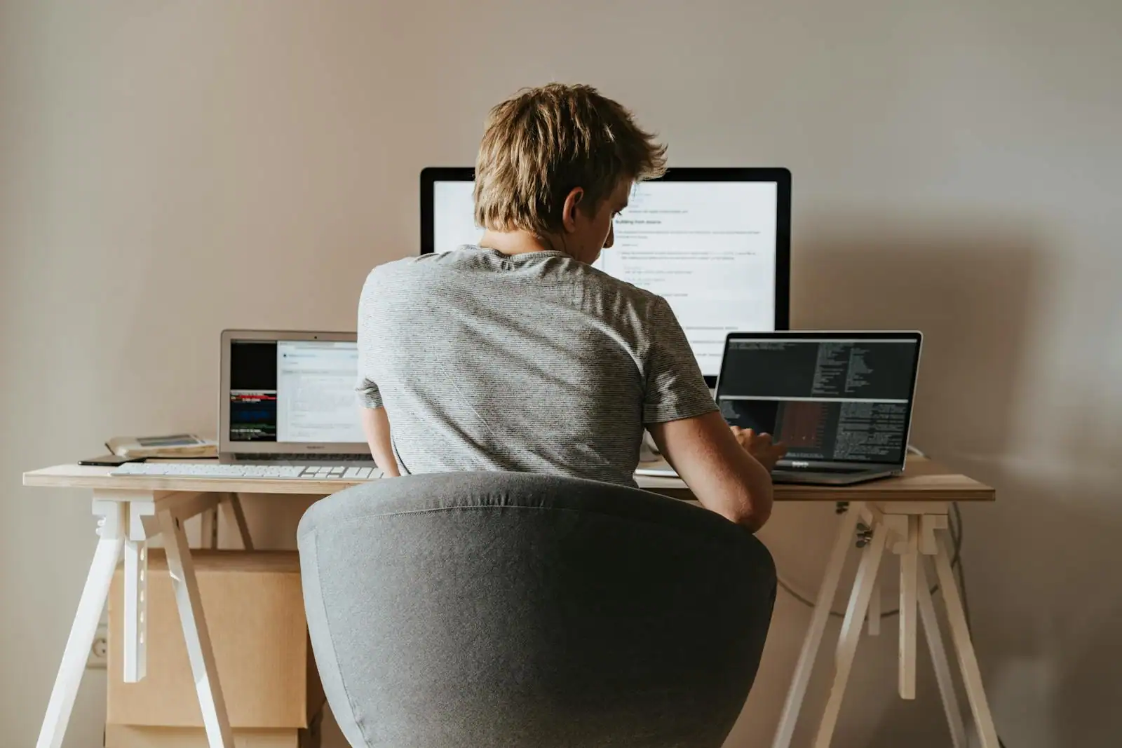 Développeur informatique indépendant travaillant sur son ordinateur portable dans un bureau lumineux