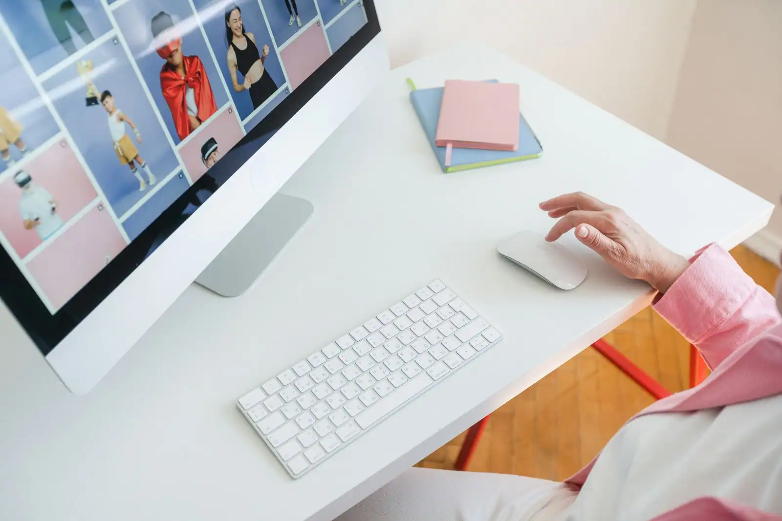 Personne à un poste de bureau travaillant sur une mise en page d'images à l'écran d'un ordinateur