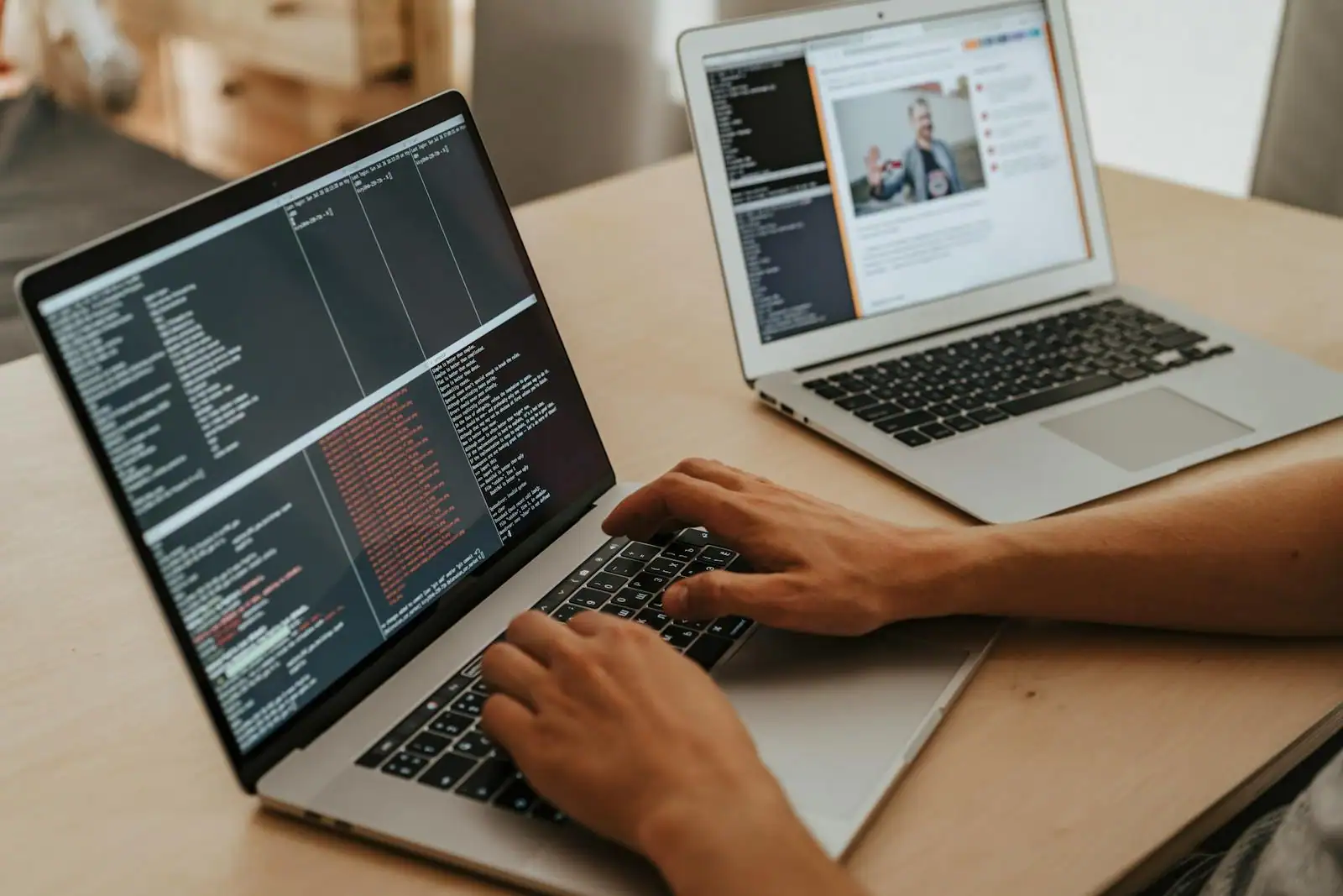 Développeuse web indépendante travaillant sur son ordinateur portable dans un espace lumineux