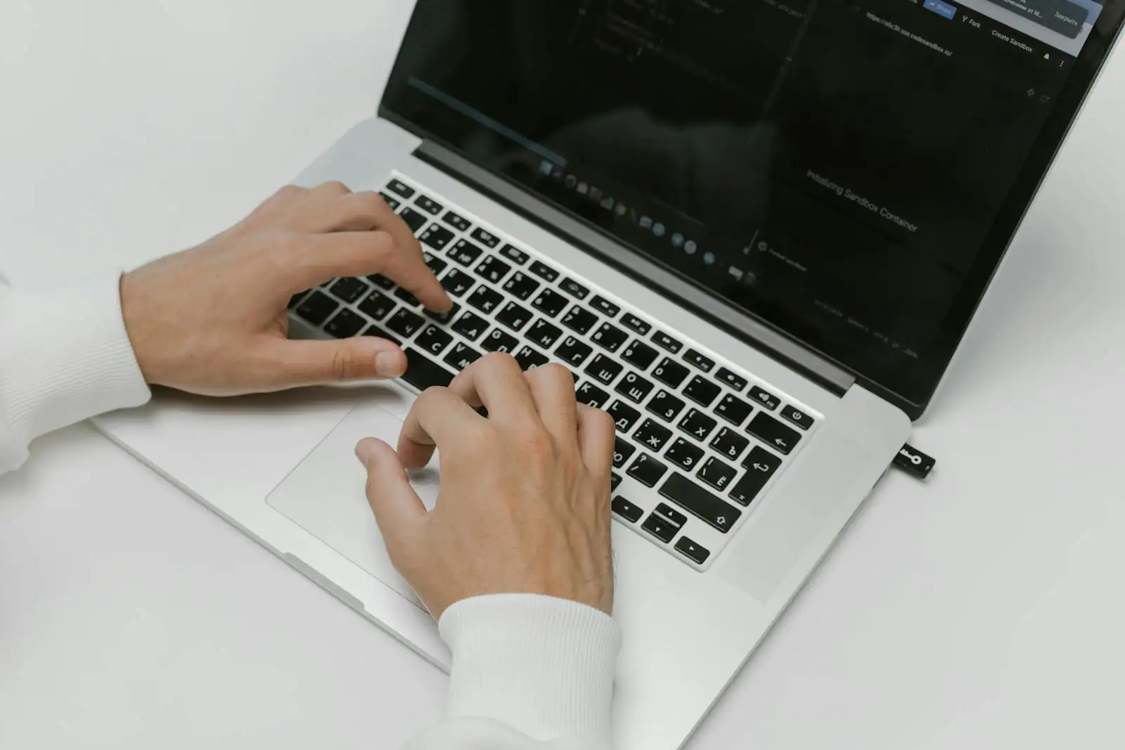 Personne saisissant un mot de passe sur le clavier d'un ordinateur portable