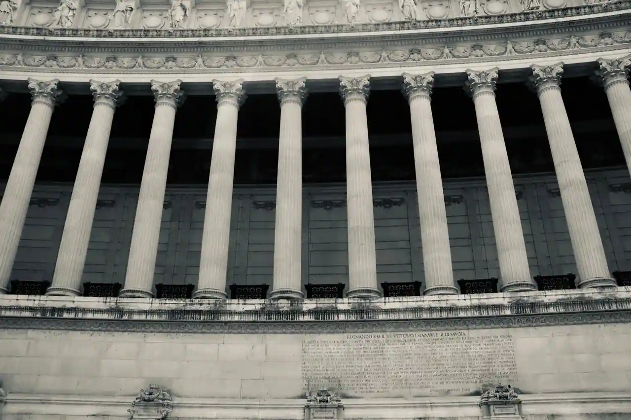 Façade à colonnes d'un bâtiment institutionnel, évoquant les administrations et la gestion publique.