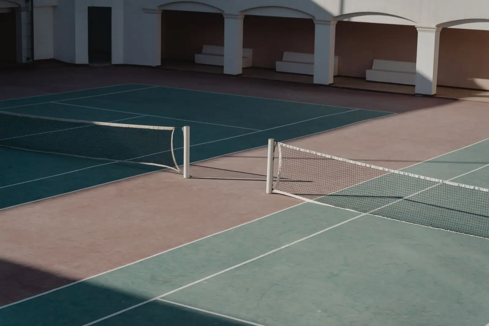Courts de tennis d'un club, illustrant l'organisation des rencontres par équipe gérée via l'outil fédéral.