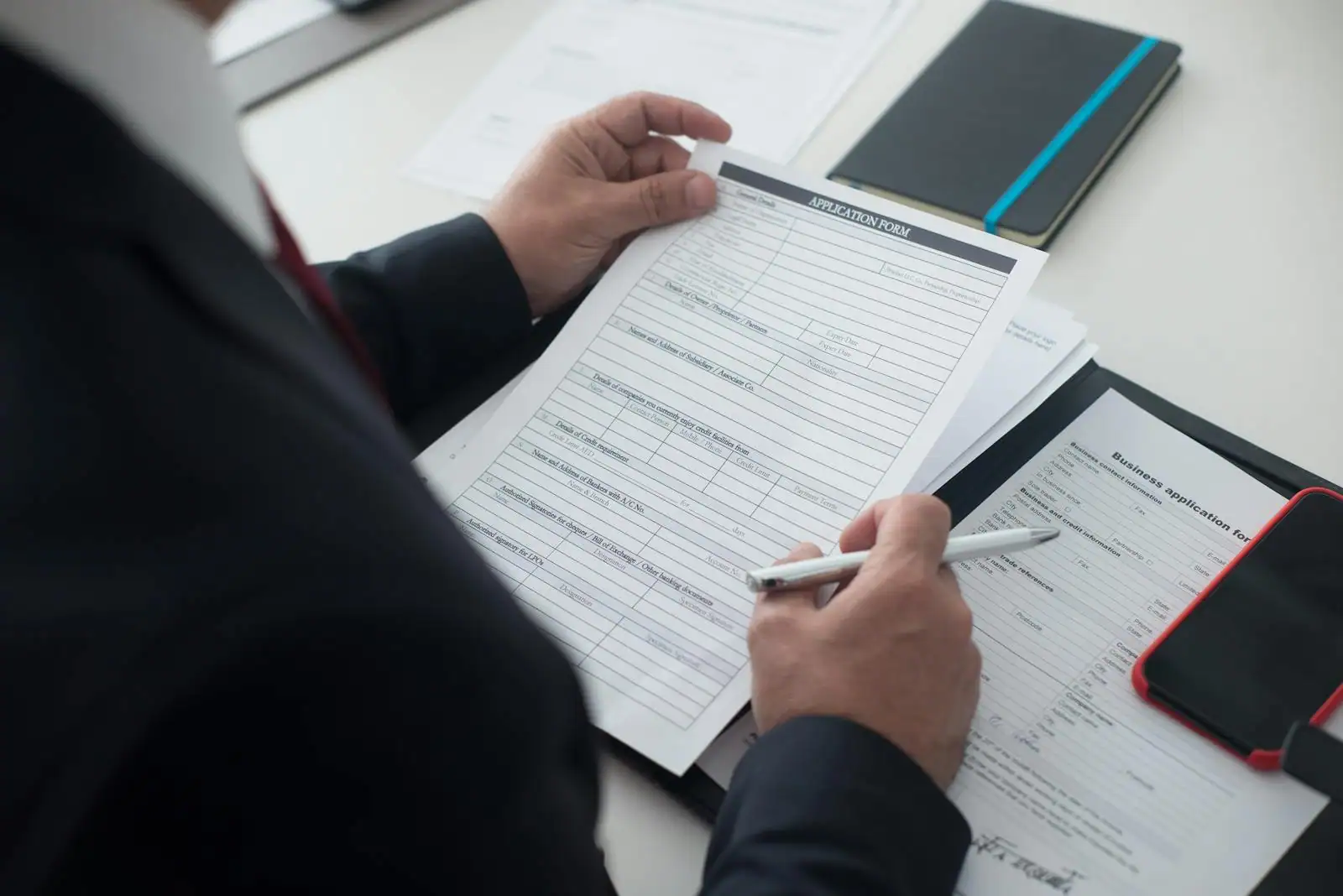 Plan de travail soigné avec une lettre imprimée, un stylo et un ordinateur portable