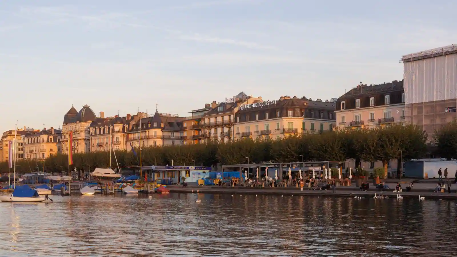 Quartier d'affaires de Genève au bord du lac, illustrant le marché de l'emploi et les opportunités professionnelles.