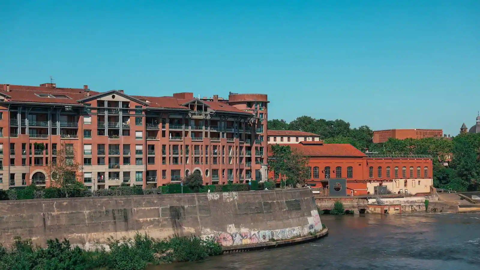 Vue de Toulouse et de la Garonne avec ses façades de brique rose sous un ciel dégagé