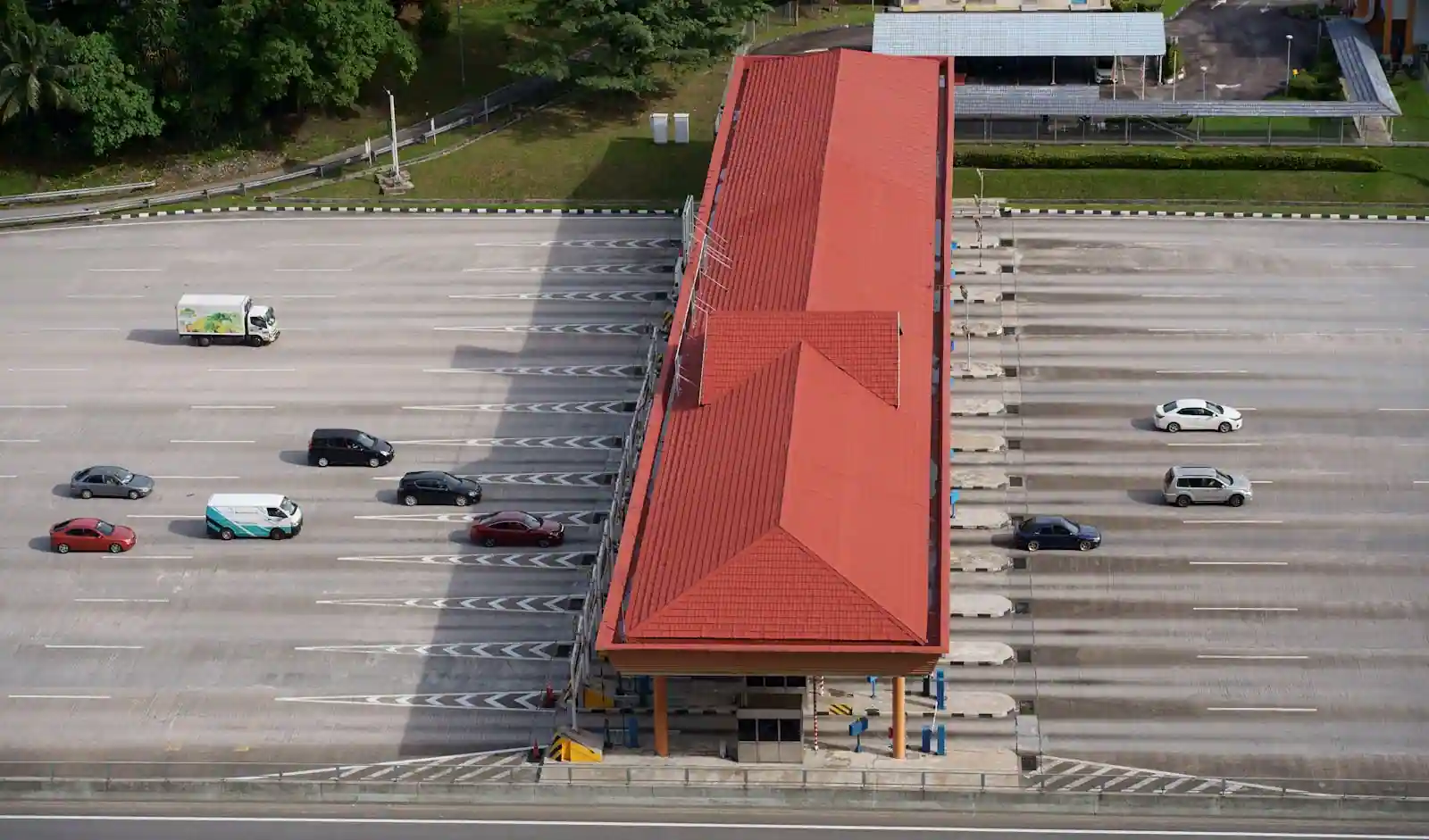 Voie de péage d'autoroute avec barrières au-dessus de la chaussée