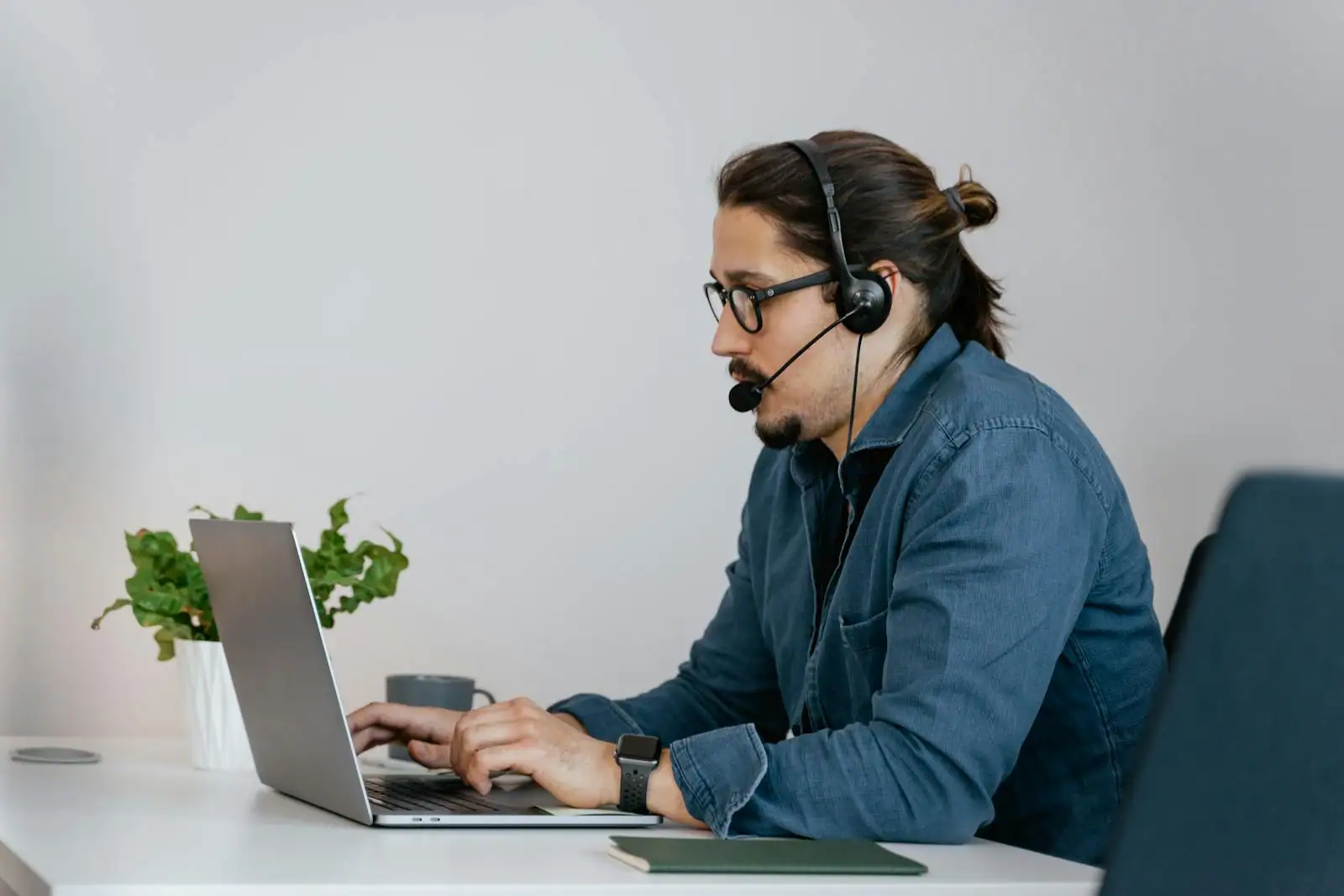 Conseillère avec un casque audio devant un écran de gestion de la relation client