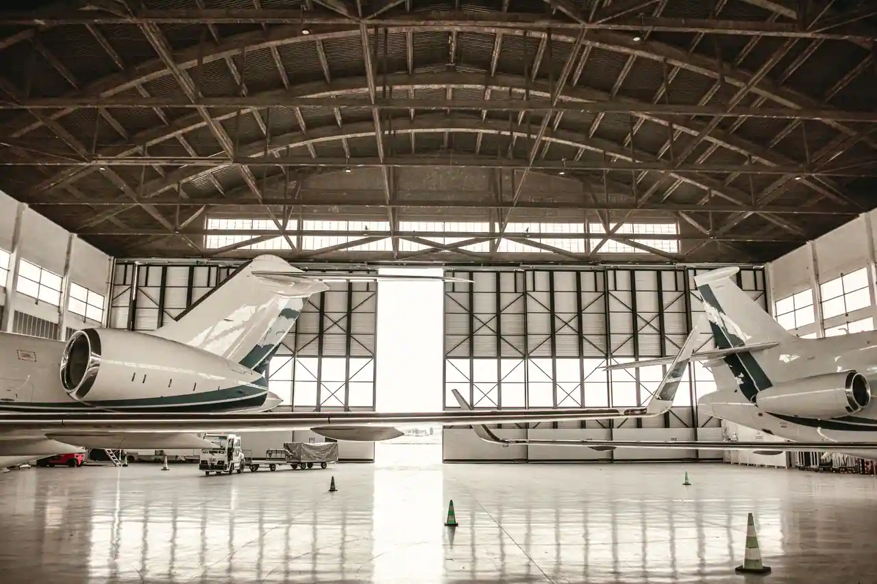 Deux jets d'affaires stationnés dans un hangar d'aéroport parisien, activité civile de l'avionneur