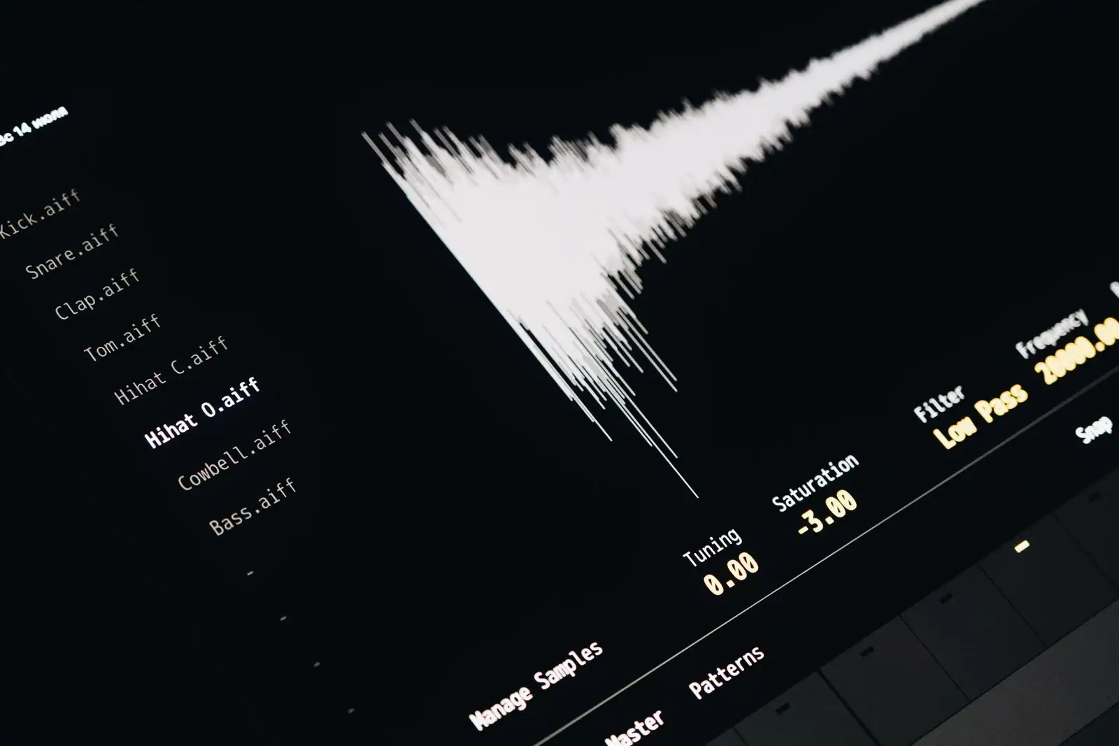 Écran d’un logiciel d’édition audio affichant une forme d’onde sonore et une liste de fichiers d’échantillons