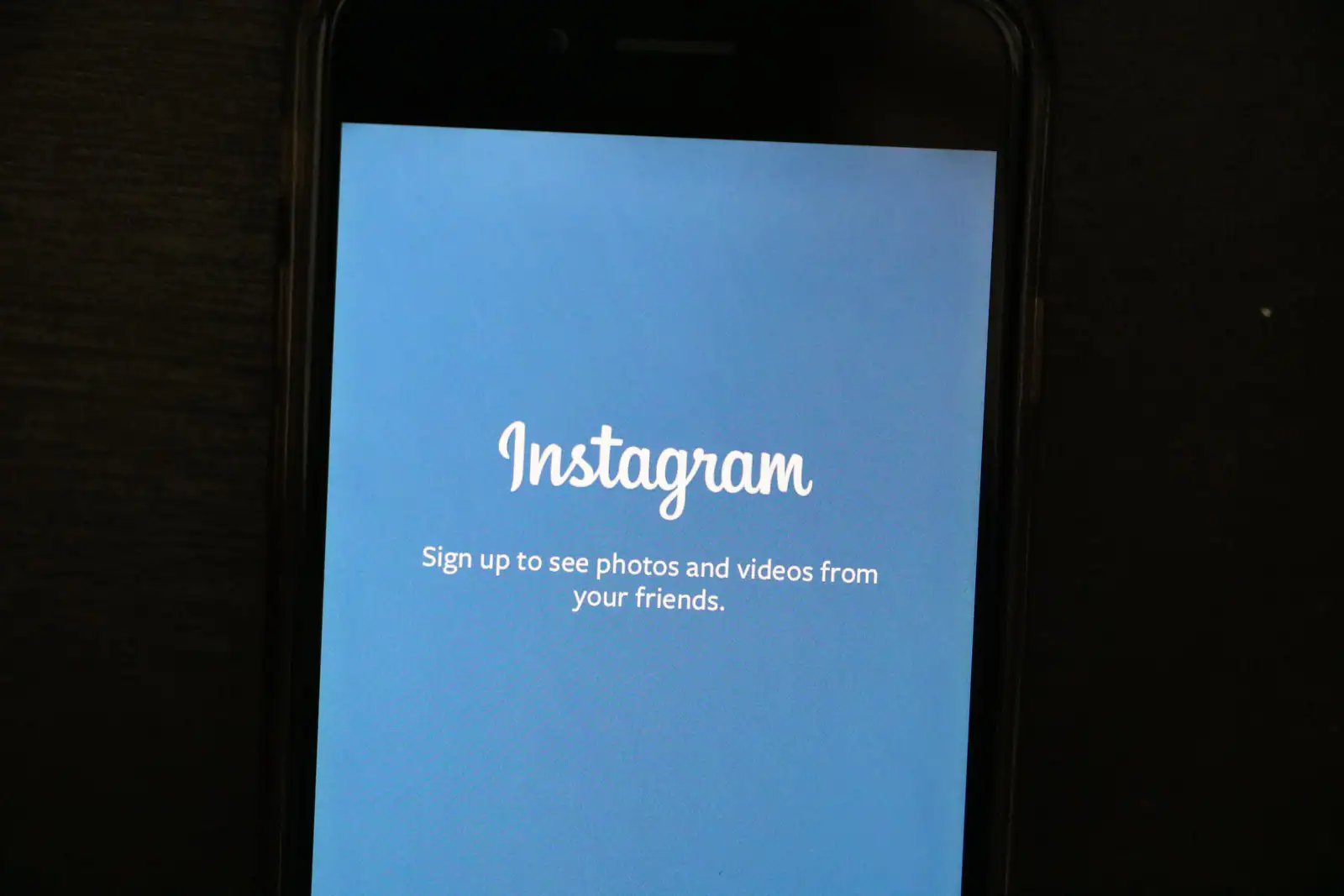 Écran d'accueil de l'application Instagram affiché sur un téléphone, invitant à créer un compte