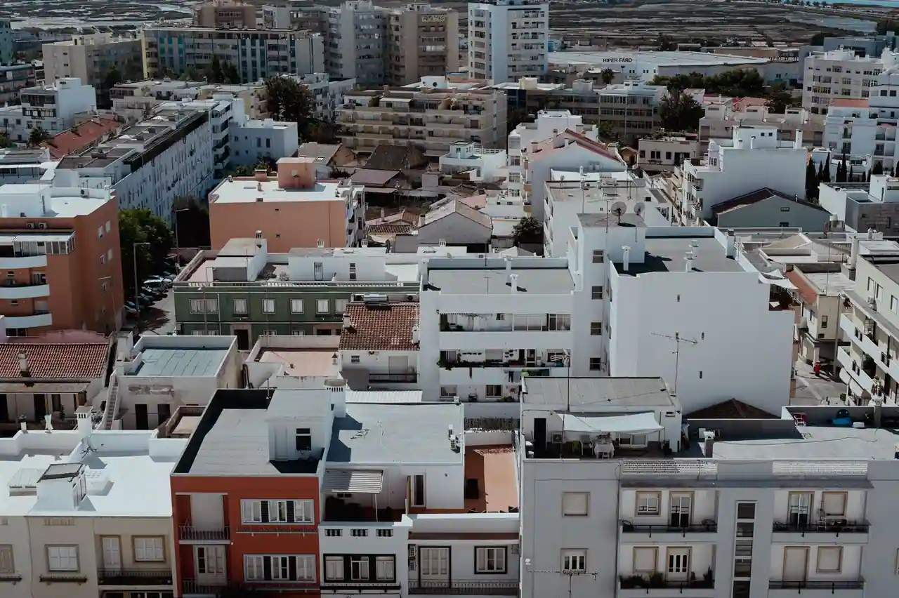 Vue aérienne des toits et des façades d'un quartier dense, illustration des placements adossés au foncier