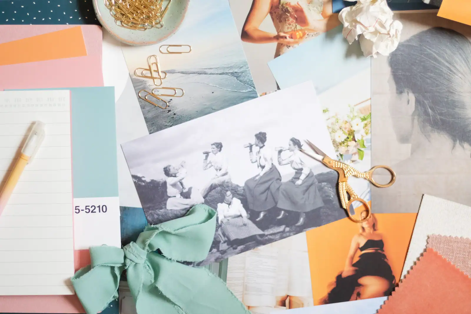 Planche d'inspiration : échantillons de couleurs, photos et matières étalés sur un bureau.