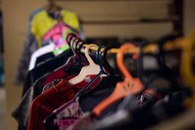 Organiser une bourse aux vêtements : le guide de A à Z