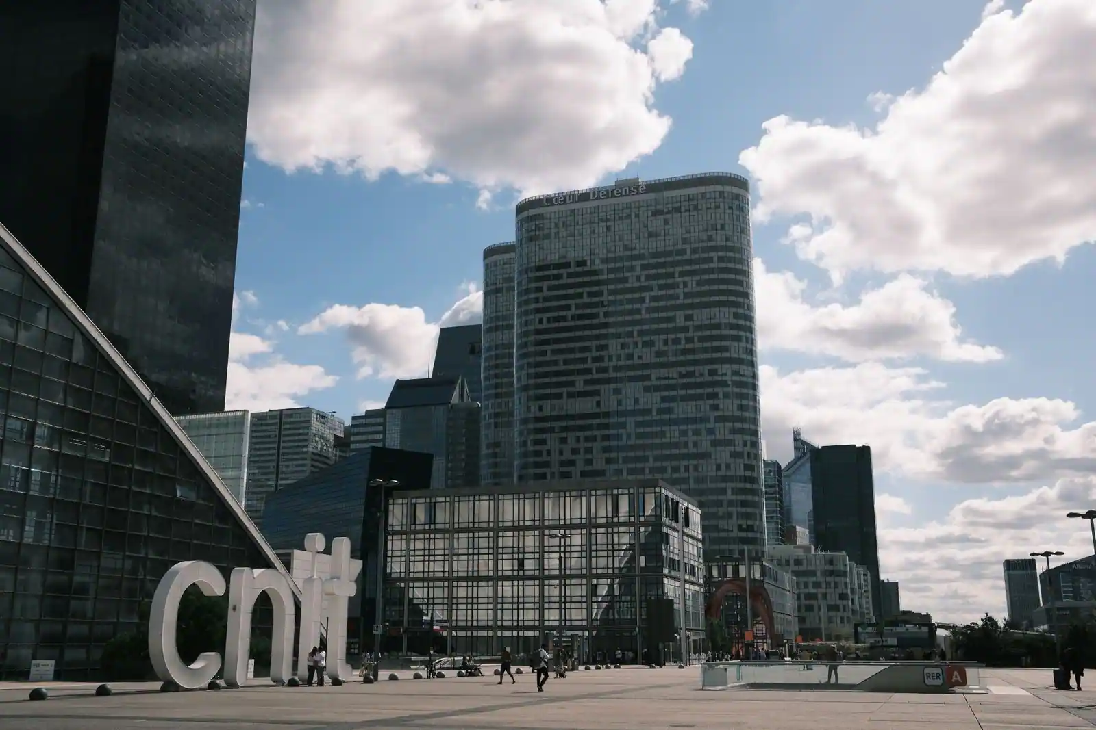 Tours de bureaux du quartier d’affaires parisien de la Défense, illustrant le marché francilien des missions de conseil.