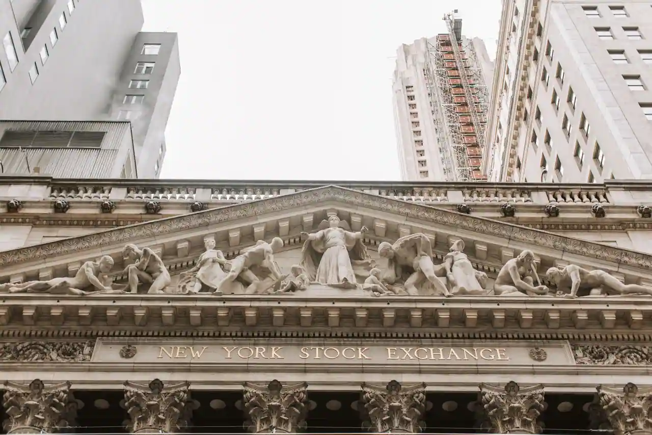 Le fronton du New York Stock Exchange, siège emblématique de la bourse américaine.