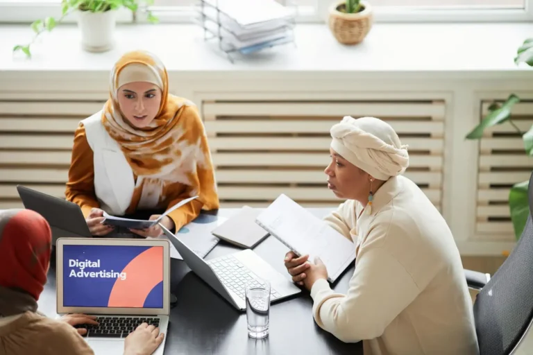 Communication commerciale : définition, leviers, cadre légal