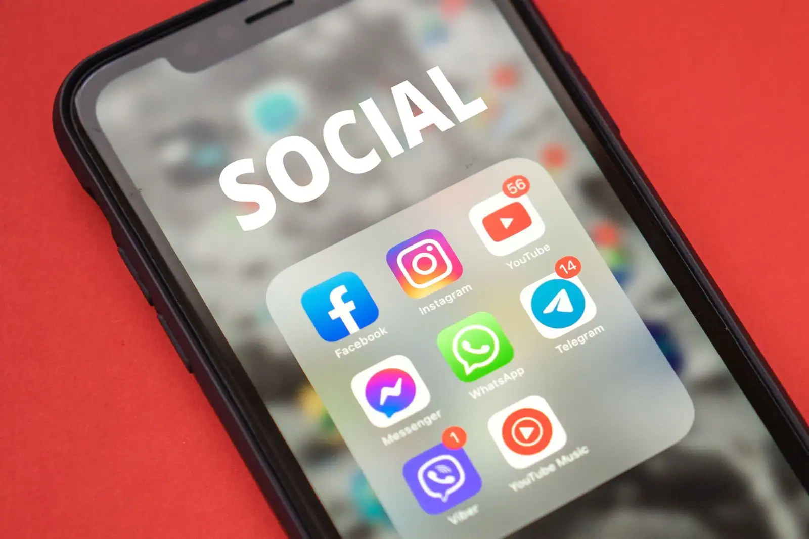 Écran de smartphone affichant les icônes des principales applications de réseaux sociaux.