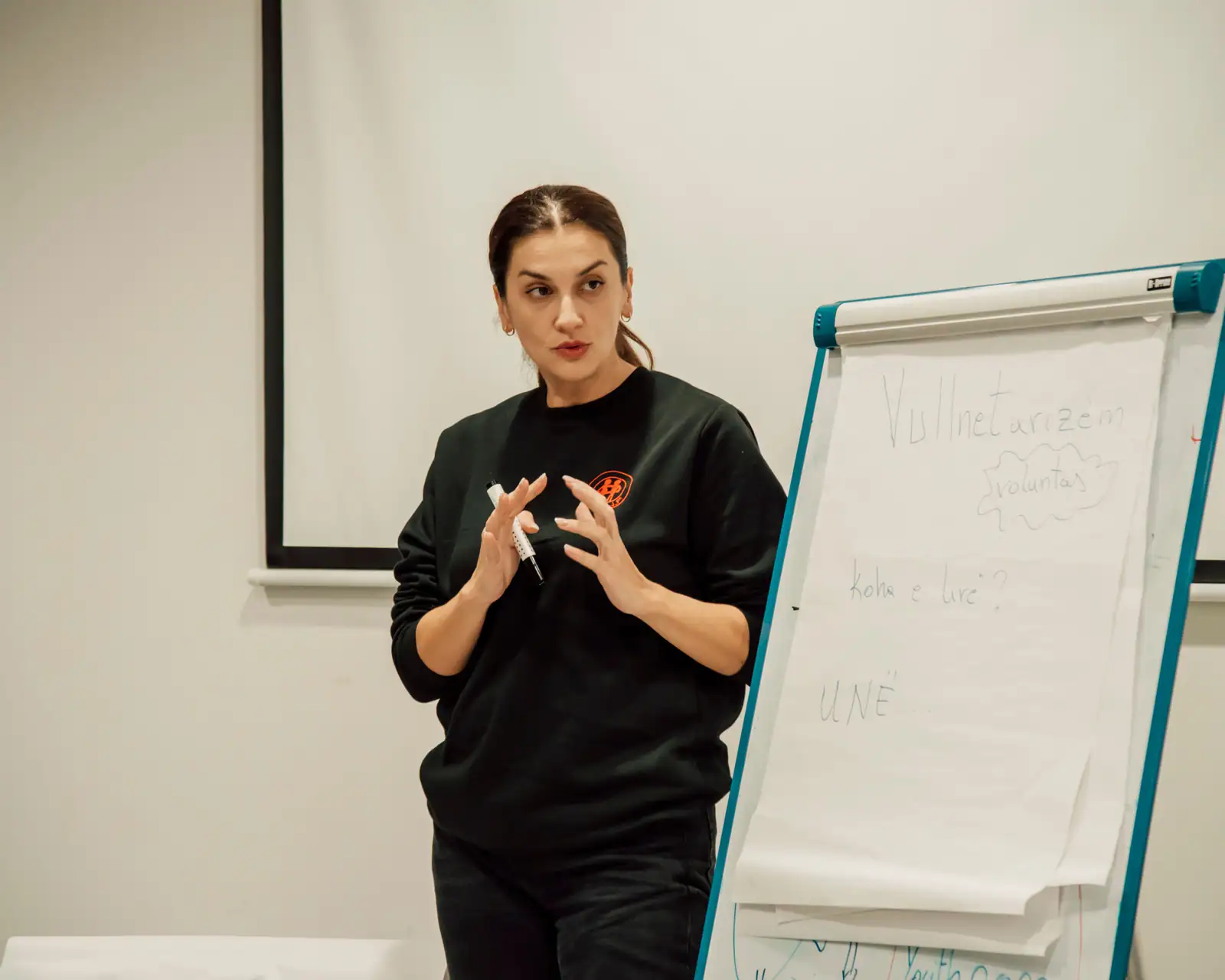 Formateur donnant un cours devant un groupe de professionnels en salle