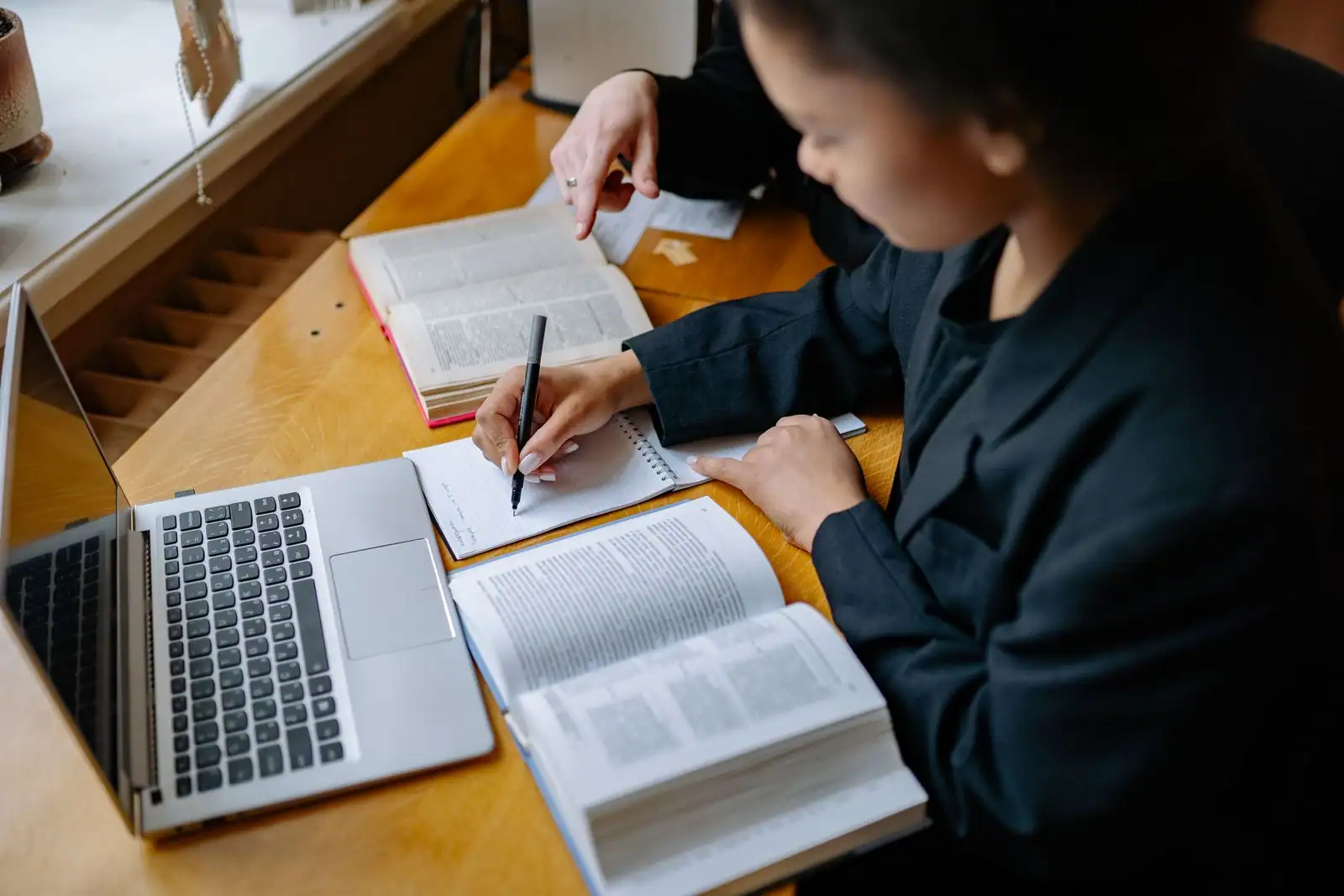 Adulte étudiant des documents et prenant des notes pour une reprise d'études