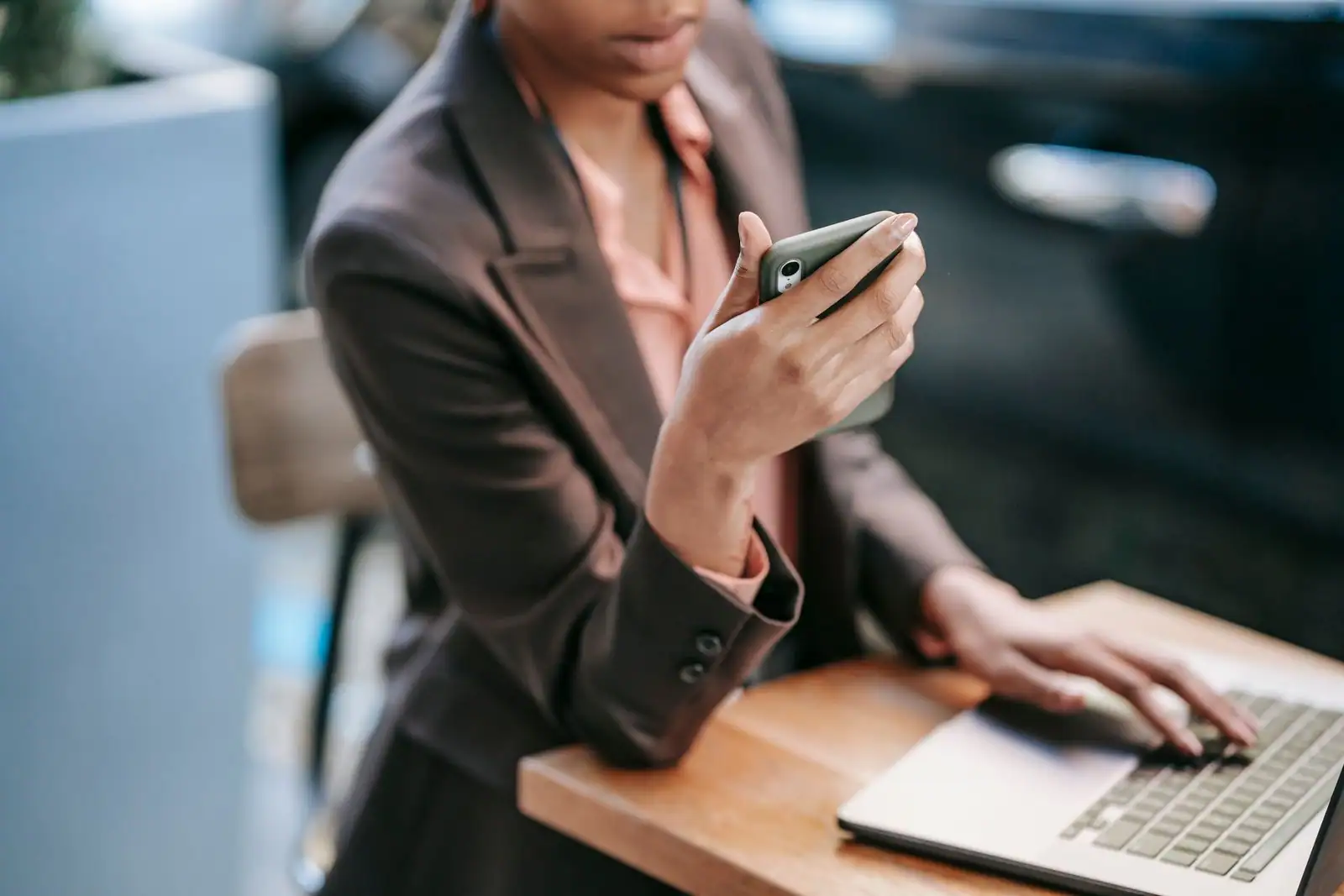 Personne consultant des statistiques de visibilité locale sur un ordinateur dans un bureau