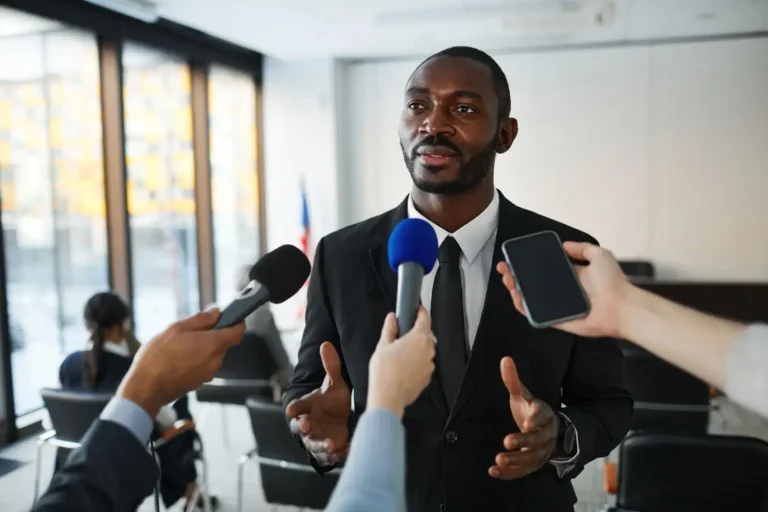 Métiers de la communication : familles, compétences et voies d&rsquo;entrée